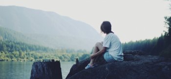 女孩坐在岩石上,河水,树木,风景桌面壁纸