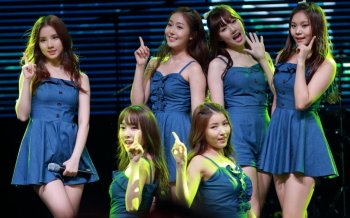 公园里听音乐的长发甜美女孩唯美壁纸桌面