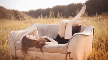 户外美女漂亮美腿桌面壁纸