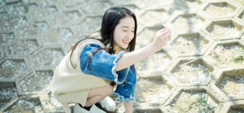 闭眼甜美微笑的女孩桌面壁纸