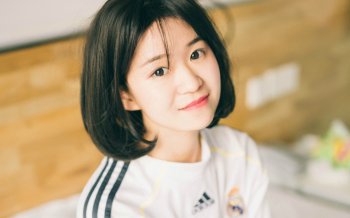 可爱运动衫短发少女唯美私房桌面壁纸下载