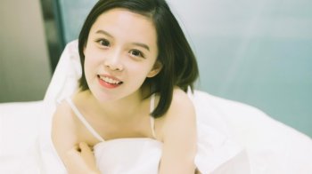 短发甜美萝莉私房写真电脑壁纸