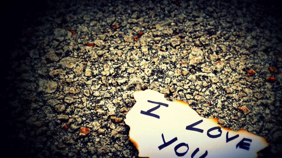 碎纸片I LOVE YOU意境背景图片素材