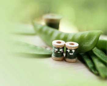 个性手绘漫画浅绿色ppt背景素材