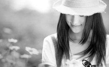 微笑的女孩子黑白背景图片