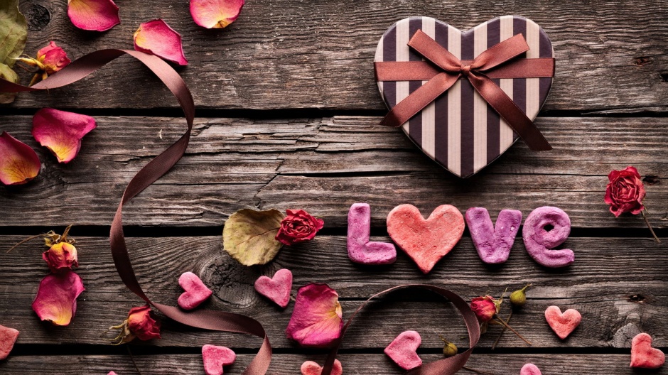 治愈系爱心礼盒红色玫瑰花背景图片