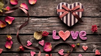 治愈系爱心礼盒红色玫瑰花背景图片