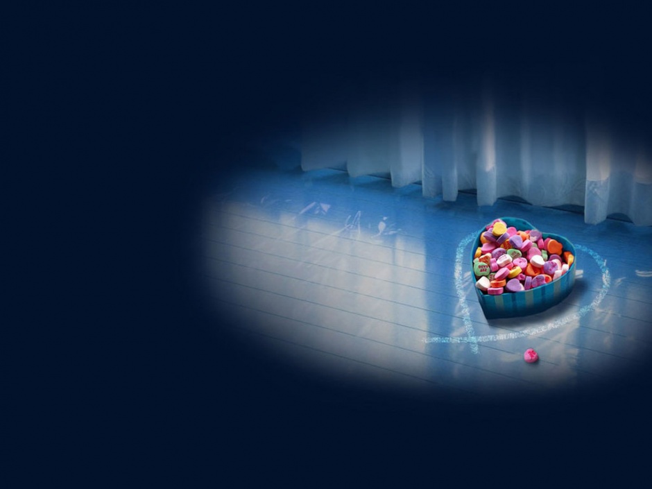 彩色爱心糖果盒蓝色背景素材