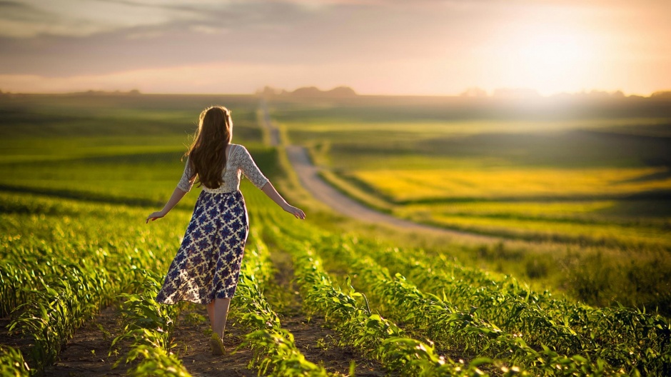 夕阳下的长发美女清新背景图片