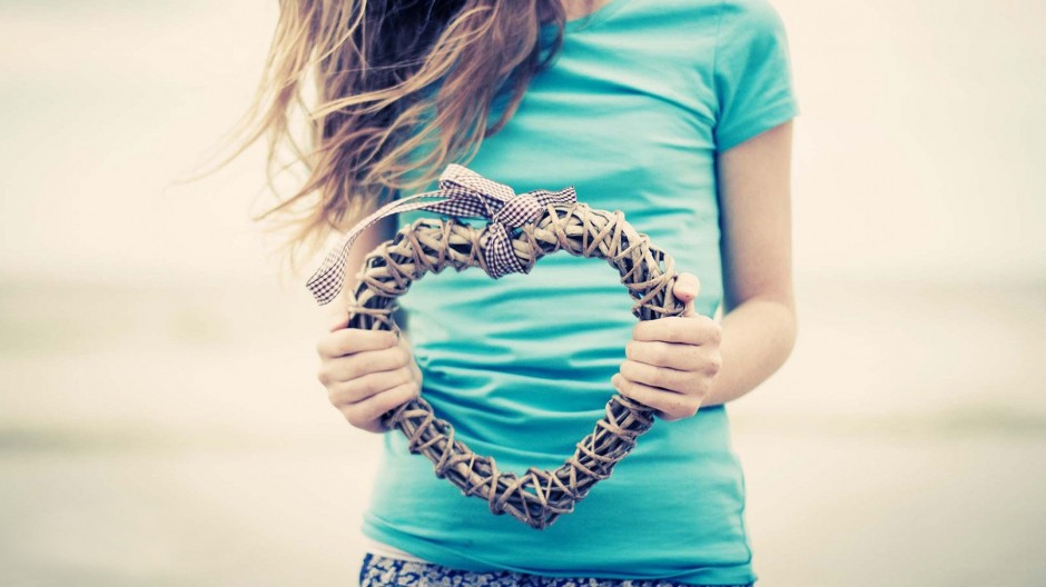 9张温暧爱心淡雅背景图