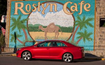 外观大气的丰田凯美瑞图片