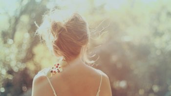 qq背景图梦幻唯美女生背影赏析