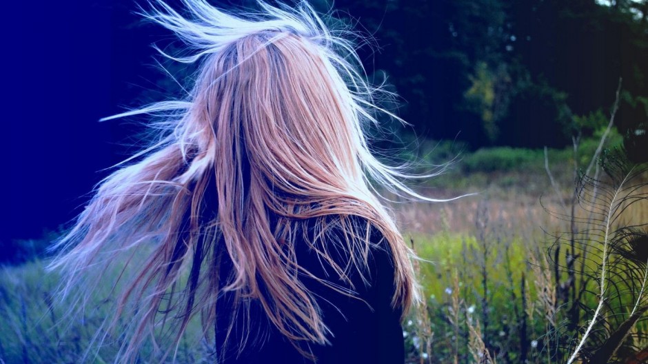 好看的背景图片金发美女背影