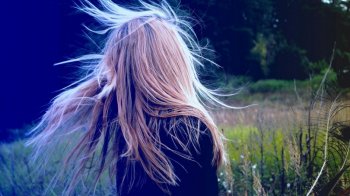 好看的背景图片金发美女背影