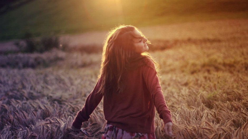 好看的背景图片金发美女背影