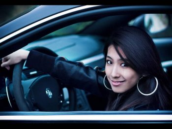 玛莎拉蒂3200GT跑车与美女车模图片