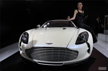 美女车模和白色阿斯顿·马丁One-77图片