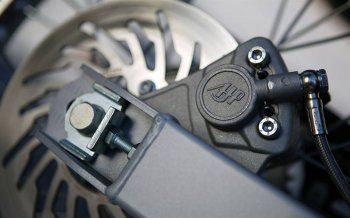 风驰电掣的越野摩托车图片