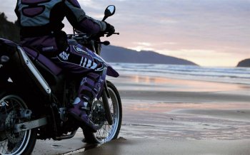 极速行驶的越野摩托车图片