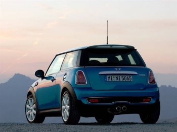 汽车行驶特写图片壁纸