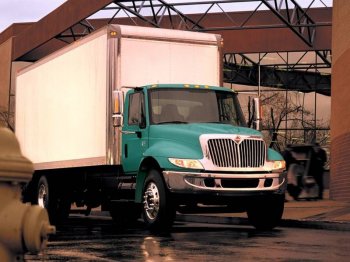 疾驰而过的大卡车高清图集