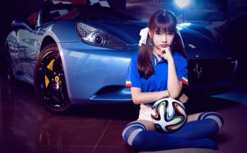 蓝色法拉利里的美女高清大图