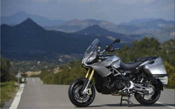 在道路上飞驰的摩托车高清桌面壁纸