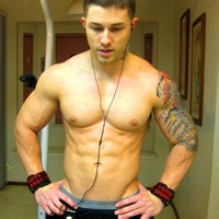 欧美风超拽帅哥纹身头像