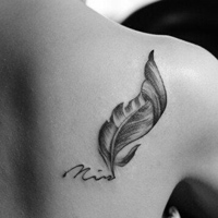 非主流女生纹身黑白微信头像图