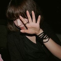 人气超高的美女黑白头像图片