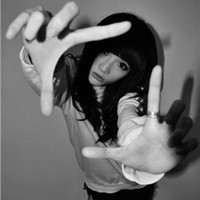 人气超高的美女黑白头像图片