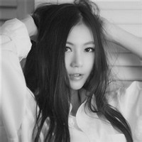 人气超高的美女黑白头像图片