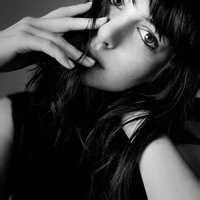 人气超高的美女黑白头像图片