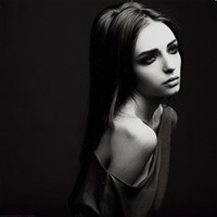 人气超高的美女黑白头像图片