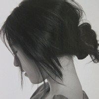 人气超高的美女黑白头像图片