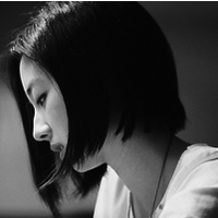 人气超高的美女黑白头像图片