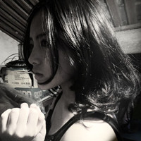 人气超高的美女黑白头像图片