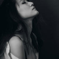 人气超高的美女黑白头像图片
