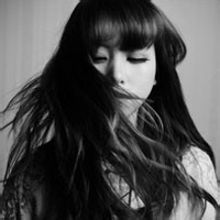 人气超高的美女黑白头像图片