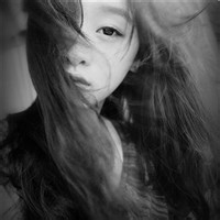 人气超高的美女黑白头像图片