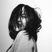 人气超高的美女黑白头像图片