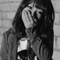 人气超高的美女黑白头像图片