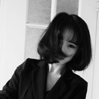 人气超高的美女黑白头像图片