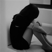 人气超高的美女黑白头像图片