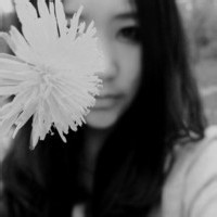 人气超高的美女黑白头像图片