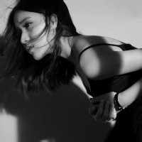 人气超高的美女黑白头像图片