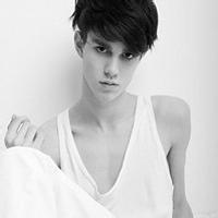 高冷的男生黑白头像图片