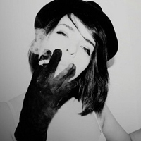 悲伤的美女抽烟头像图片