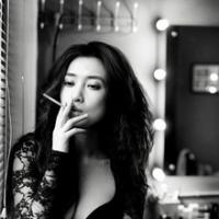 悲伤的美女抽烟头像图片