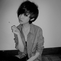 悲伤的美女抽烟头像图片